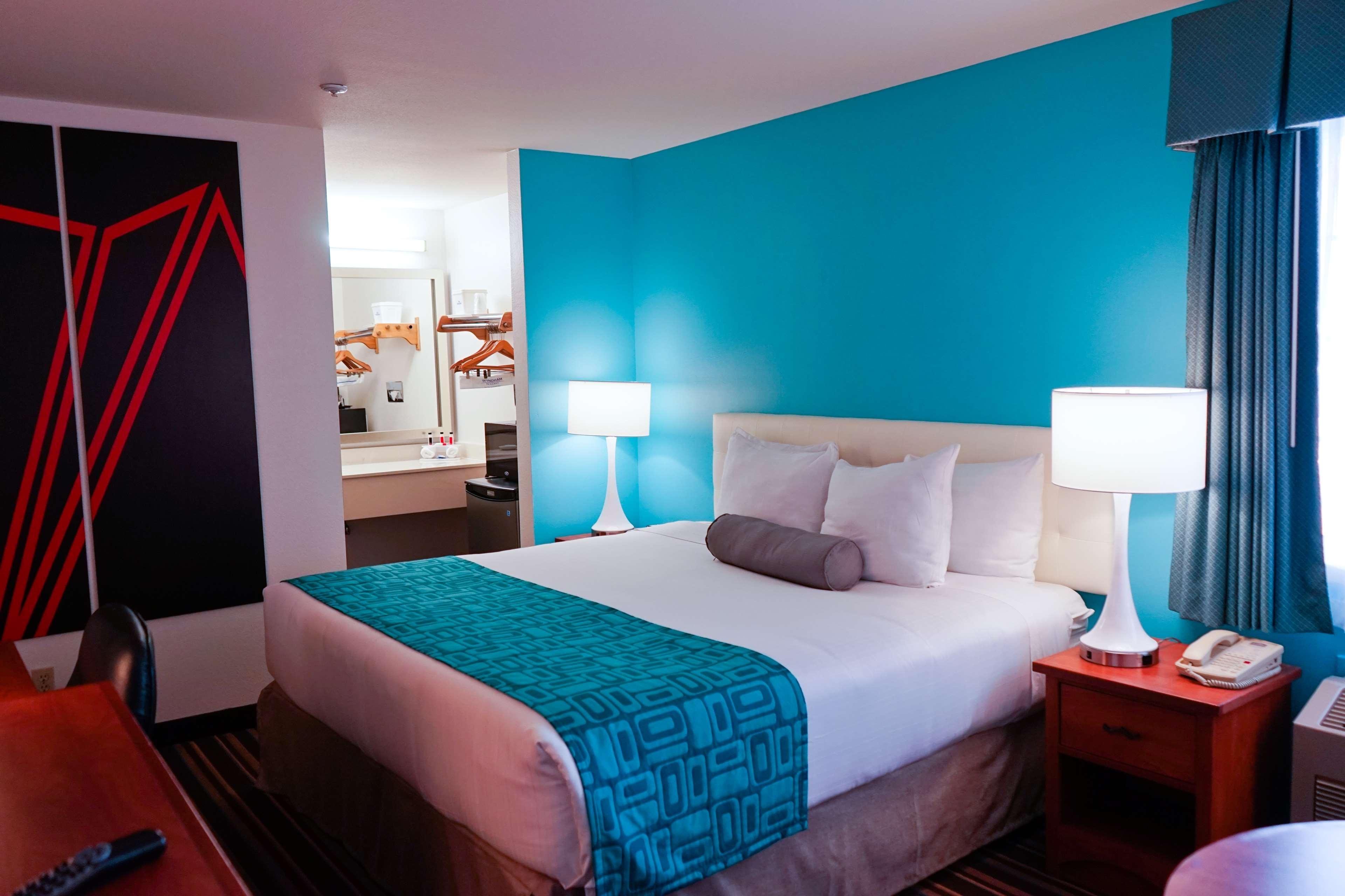 Howard Johnson By Wyndham Salinas Exterior photo