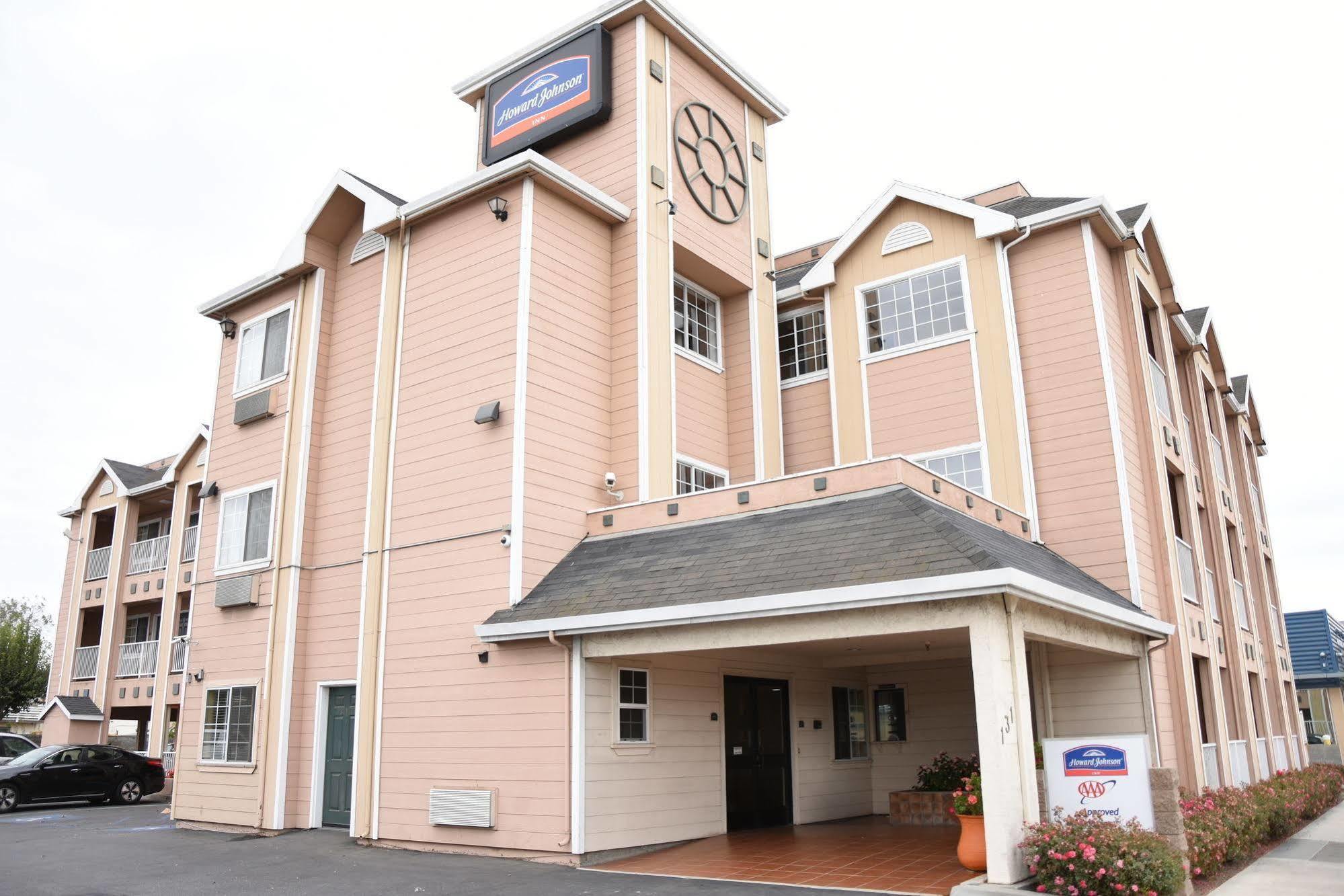 Howard Johnson By Wyndham Salinas Exterior photo